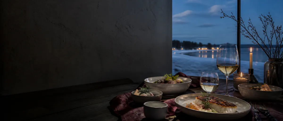 Dukning på restaurang i Luleå under en norrländsk kväll