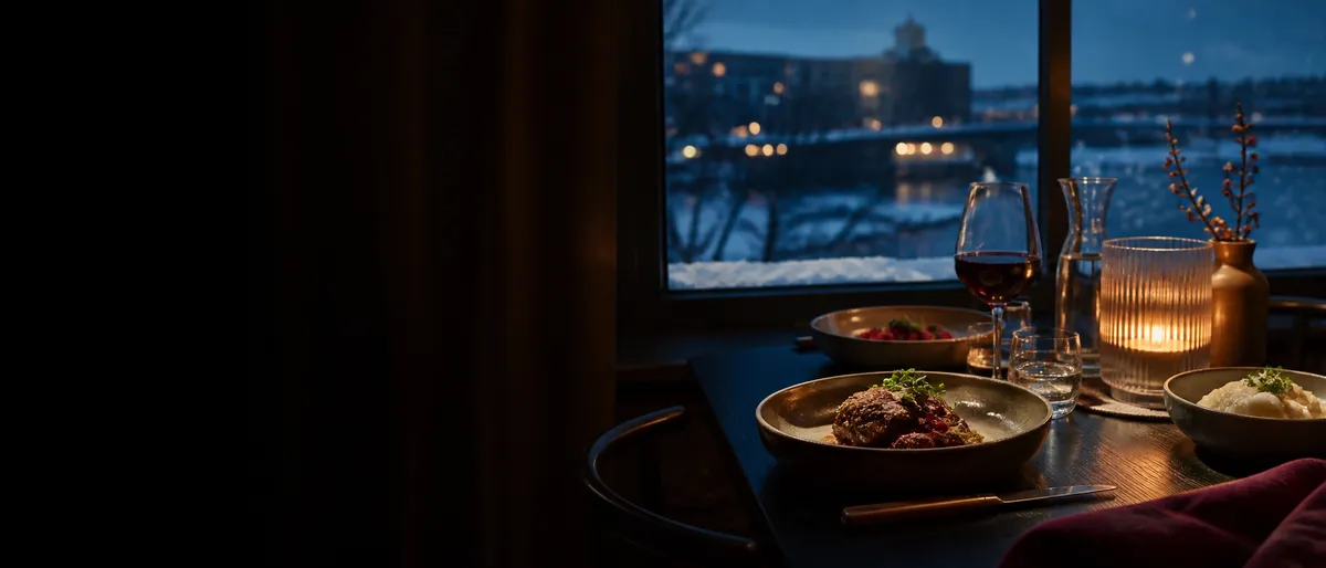Dukning för middag i varm nordisk restaurangmiljö